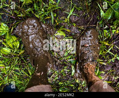 Nach kurzer Zeit im Dschungel von Bougainville sind die Sandalen nicht mehr zu sehen, Papua-Neuguinea Stockfoto