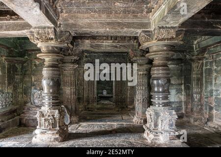 Lakkundi, Karnataka, Indien - 6. November 2013: Kasivivesvara Tempel. Mit Shivalingam durch die Manadapam-Halle zum inneren Heiligtum schauen. Stockfoto