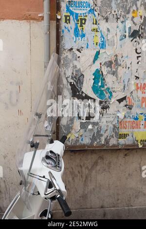Italien Rom Roller vor der öffentlichen römischen Bulletin Board geparkt Stockfoto
