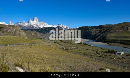 Straße in Richtung El Chaltén mit berühmten Bergen Fitz Roy und Cerro Torre, Patagonien, Argentinien Stockfoto