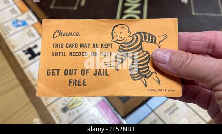 Orlando, FL USA - 25. Januar 2021: Eine Get Out of Jail Free-Karte aus einem Monopolset. Konzept Begnadigung, Präsidentenamt, Wirtschaft, Banken und Finanzen. Stockfoto