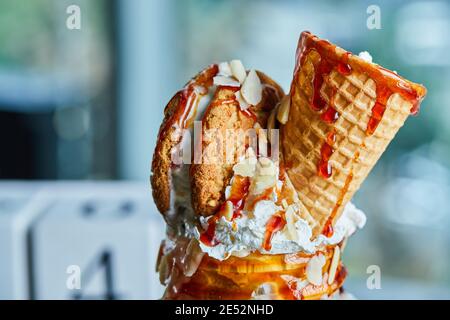 Karamell Ring Milchshake mit Cookies und Eis-Konus Stockfoto