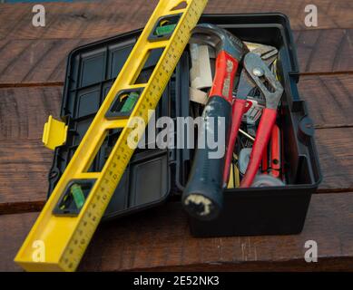 Ausrüstung im Werkzeugkasten: Hammer, Lineal, Schraubendreher, Schraubenschlüssel, Nägel Stockfoto
