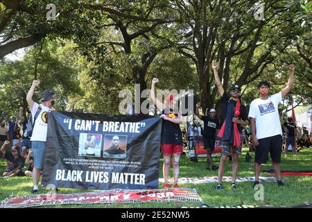 Sydney, Australien. 26. Januar 2021. Der 26. Januar wird als Australia Day gefeiert, der die Ankunft der ersten Flotte in Australien markiert. Viele Aborigines und andere glauben jedoch nicht, dass dies ein Tag der Feier sein sollte und Protestmärsche im ganzen Land stattfinden. In Sydney versammelten sich Tausende von Demonstranten im Domain Park. Quelle: © Richard Milnes/Alamy Live News Stockfoto