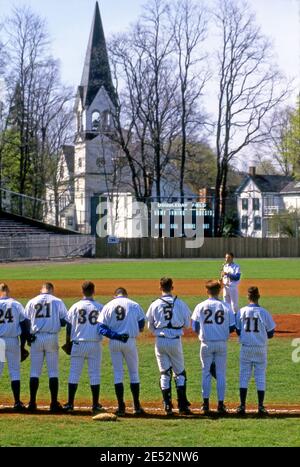 Baseball-Spieler stehen für die National Anthem von Saxophonist vor dem Start gespielt ofg ein Spiel im Doubleday Field in Copperstown, NY Stockfoto