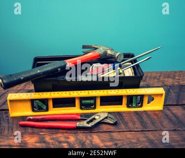 Ausrüstung im Werkzeugkasten: Hammer, Lineal, Schraubendreher, Schraubenschlüssel, Nägel Stockfoto