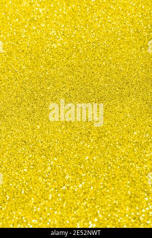 Abstrakt goldgelb verschwommen Glitzer Hintergrund. Kreis Unschärfe Lichter Bokeh. Farbe des Jahres 2021 leuchtend gelb und Ultimate grau Stockfoto