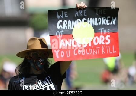 Sydney, Australien. 26. Januar 2021. Der 26. Januar wird als Australia Day gefeiert, der die Ankunft der ersten Flotte in Australien markiert. Viele Aborigines und andere glauben jedoch nicht, dass dies ein Tag der Feier sein sollte und Protestmärsche im ganzen Land stattfinden. In Sydney versammelten sich Tausende von Demonstranten im Domain Park. Quelle: © Richard Milnes/Alamy Live News Stockfoto