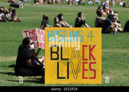 Sydney, Australien. 26. Januar 2021. Der 26. Januar wird als Australia Day gefeiert, der die Ankunft der ersten Flotte in Australien markiert. Viele Aborigines und andere glauben jedoch nicht, dass dies ein Tag der Feier sein sollte und Protestmärsche im ganzen Land stattfinden. In Sydney versammelten sich Tausende von Demonstranten im Domain Park. Quelle: © Richard Milnes/Alamy Live News Stockfoto