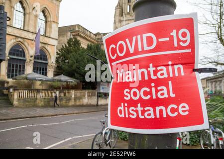 Covid 19 Coronavirus Straßenschild Plakatwand Stockfoto