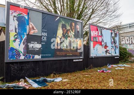 Covid 19 Coronavirus Straßenschild Plakatwand Stockfoto