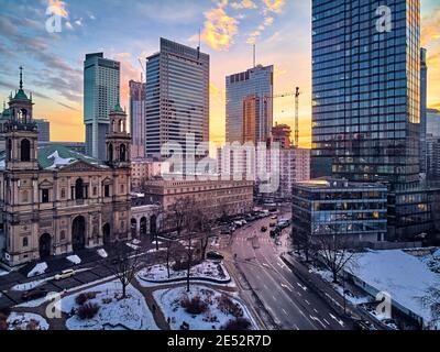 Schöne Panorama-Drohne Blick auf All Saints Church - römisch-katholische Kirche am Grzybowski-Platz, Warschau City Wolkenkratzer, PKiN, und VA Stockfoto