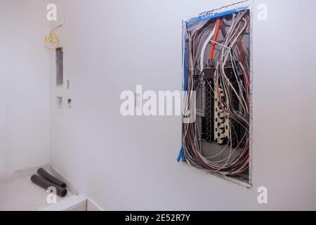 Nahaufnahme der Leistungsschalter und Kabel in der Systemsteuerung elektrischer Anschluss Stockfoto