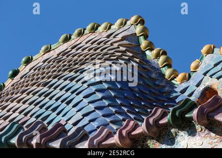 Barcelona Spanien Casa Batllo wurde 1877 vom Architekten Antoni Gaudi entworfen. Nahaufnahme des Dachs der Casa Batllo Stockfoto