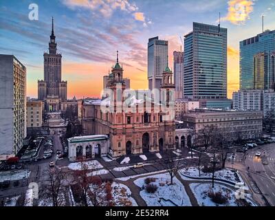 Schöne Panorama-Drohne Blick auf All Saints Church - römisch-katholische Kirche am Grzybowski-Platz, Warschau City Wolkenkratzer, PKiN, und VA Stockfoto