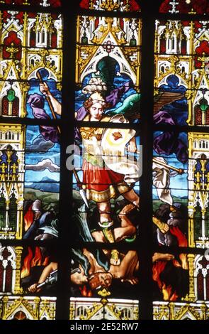 Glasfenster im Inneren der Basilika Notre Dame du Roncier in Josselin Darstellung von St. Michael Vanquishing Satan Stockfoto