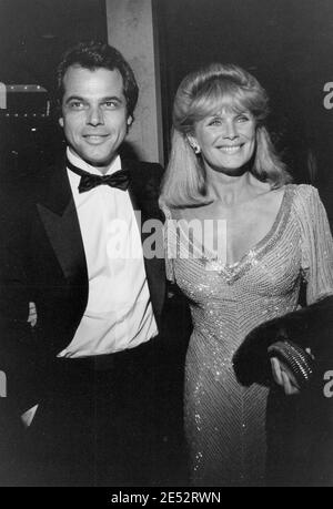 Linda Evans und George Santo Pietro die Golden Globe Awards im Beverly Hilton Hotel in Kalifornien Credit: Ralph Dominguez/MediaPunch Stockfoto