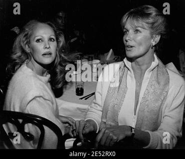 Ursula Andress und Linda Evans bei der Eröffnung der dritten Pizzeria von George Santo Pietro in Calabasas Credit: Ralph Dominguez/MediaPunch Stockfoto