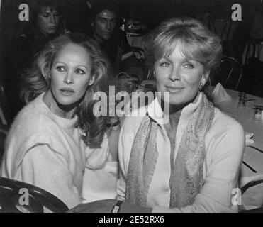 Ursula Andress und Linda Evans bei der Eröffnung der dritten Pizzeria von George Santo Pietro in Calabasas Credit: Ralph Dominguez/MediaPunch Stockfoto