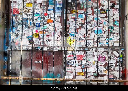 Eine große Anzahl von bunten Wandmalereien, die zu einer ungewöhnlichen Touristenattraktion in einer Gegend geworden sind, die als Graffiti Alley in Toronto Ontario Canada bekannt ist Stockfoto