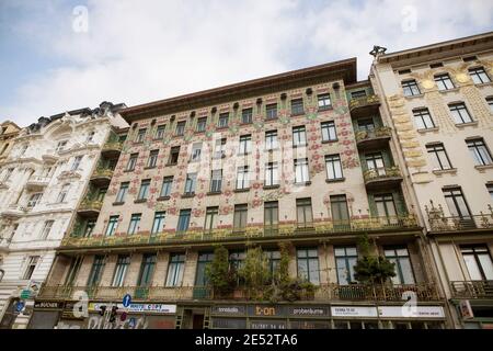 Das Majolica-Haus, ein Appartementhaus des Secession-Architekten Otto Wagner, an der Linken Wienzelle in Wien, Österreich. Stockfoto