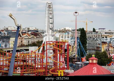 Eine Luftaufnahme von Fahrgeschäften wie der Volare-Achterbahn und dem Blumenrad im Prater in Wien, Österreich. Stockfoto