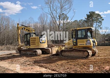 Caterpillar, CAT, 315FL Bagger und ein Komatsu 39PX kleiner Bulldozer auf einer Baustelle in Montgomery Alabama, USA. Stockfoto