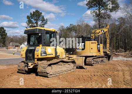 Caterpillar, CAT, 315FL Bagger und ein Komatsu 39PX kleiner Bulldozer auf einer Baustelle in Montgomery Alabama, USA. Stockfoto