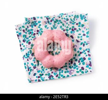 Rosa Donuts mit Erdbeergeschmack auf weißem Hintergrund Stockfoto