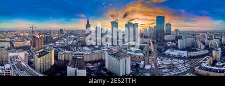 Schöne Panorama-Drohne Blick auf All Saints Church - römisch-katholische Kirche am Grzybowski-Platz, Warschau City Wolkenkratzer, PKiN, und VA Stockfoto