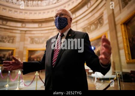 Washington, USA. Januar 2021. Sen. Patrick Leahy, D-Vt., Gespräche mit Reportern in der Rotunde, während er auf die Bürokauffrau Cheryl Johnson und den amtierenden Stabsfeldwebel Tim Blodgett wartet, um die Manager der Amtsenthebung im Demokratischen Haus zu führen, um dem Senat den Artikel der Amtsenthebung zu übergeben, in dem sie die Aufwiegelung des Aufstands gegen den ehemaligen Präsidenten Donald Trump in Washington vorbringen, Montag, 25. Januar 2021. (Foto von J. Scott Applewhite/Pool/Sipa USA) Quelle: SIPA USA/Alamy Live News Stockfoto