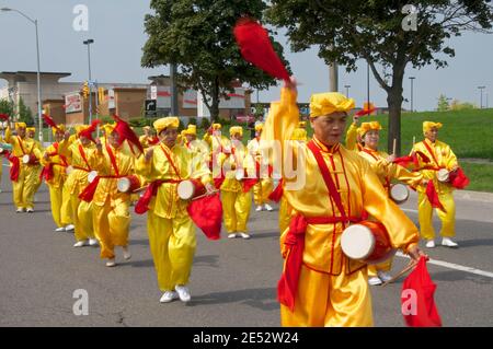 Toronto, Ontario / Kanada - 01. Juli 2013: Menschen winken Fahnen und tanzen in der Innenstadt von Scarborough in der Canada Day Parade Stockfoto