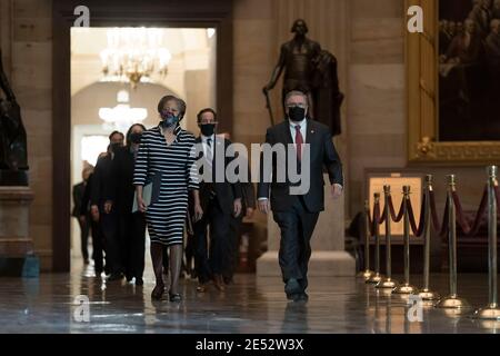 Angestellter des Hauses Cheryl Johnson zusammen mit dem amtierenden House Sergeant-at-Arms Tim Blodgett, rechts, Und der Vertreter der Vereinigten Staaten, Jamie Raskin (Demokrat von Maryland), führte die Manager der Amtsenthebung des Demokratischen Hauses an, während sie durch die Statuarhalle auf dem Kapitol-Hügel gehen, um dem Senat den Artikel der Amtsenthebung zu übergeben, in dem er die Aufwiegelung des Aufstands gegen den ehemaligen Präsidenten Donald Trump vorwirft, am Montag, den 25. Januar 2021 in Washington. Quelle: J. Scott Applewhite/Pool via CNP Stockfoto