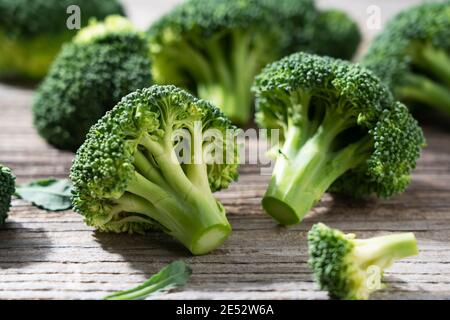 Nahaufnahme von geschnittenem Brokkoli auf einem alten Holz platziert Hintergrund Stockfoto
