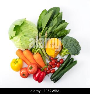 Viele Arten von Gemüse auf einem weißen Hintergrund platziert. Blick von oben Stockfoto