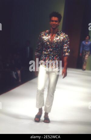 Santa Monica, California, USA 2. Mai 1996 Model Marcus Schenkenberg läuft auf der 10th Annual California Fashion Industry Friends of APLA Project Los Angeles (APLA) Benefit Dinner and Fashion Show Ehrung Designer Todd Oldham am 2. Mai 1996 in Bergamont Station in Santa Monica, Kalifornien, USA. Foto von Barry King/Alamy Stockfoto Stockfoto