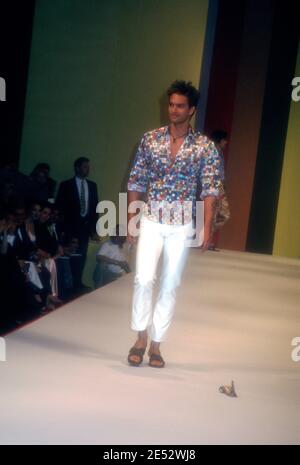 Santa Monica, California, USA 2. Mai 1996 Model Marcus Schenkenberg läuft auf der 10th Annual California Fashion Industry Friends of APLA Project Los Angeles (APLA) Benefit Dinner and Fashion Show Ehrung Designer Todd Oldham am 2. Mai 1996 in Bergamont Station in Santa Monica, Kalifornien, USA. Foto von Barry King/Alamy Stockfoto Stockfoto