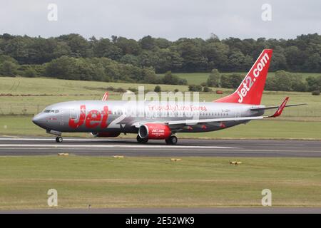 G-JZHY, eine von Jet2 betriebene Boeing 737-8MG, während Trainingsflügen am Prestwick International Airport in Ayrshire. Stockfoto