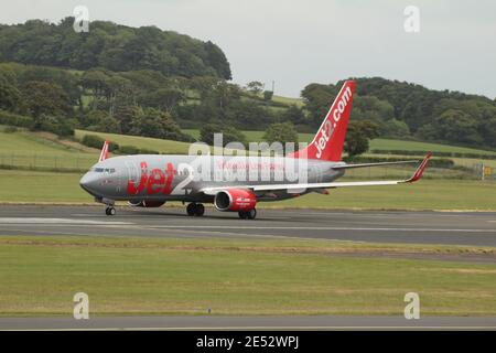 G-JZHY, eine von Jet2 betriebene Boeing 737-8MG, während Trainingsflügen am Prestwick International Airport in Ayrshire. Stockfoto