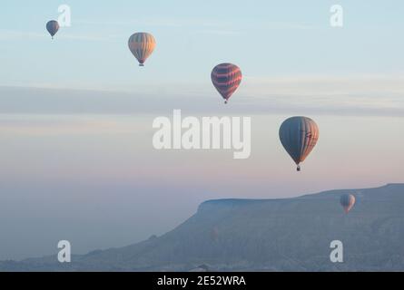 Heißluftballons über Göreme in Kappadokien, Türkei Stockfoto