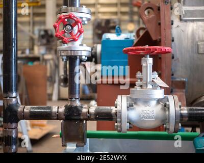 Rohre mit Ventilen werden in einer Industriewerkstatt zusammengeschweißt. Stockfoto