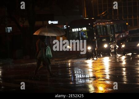 Sao Paulo, Sao Paulo, Brasilien. Januar 2021. Sao Paulo (SP), 25/01/2021 - CHUVA/SAO PAULO - Motoristas e podemres enfrentam chuva na regiao Central de Sao Paulo apos o temporal que atingiu a cidade na noite desta segunda-feira Kredit: Leco Viana/TheNEWS2/ZUMA Wire/Alamy Live News Stockfoto