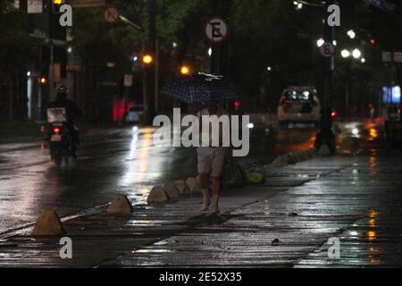 Sao Paulo, Sao Paulo, Brasilien. Januar 2021. (INT) Starkregen in Sao Paulo. 25. Januar 2021, Sao Paulo, Brasilien: Autofahrer und Fußgänger sind in der zentralen Region Sao Paulo nach dem Sturm, der die Stadt früher getroffen hat, mit heftigen Regenfällen konfrontiert. Kredit: Leco Viana/Thenews2 Gutschrift: Leco Viana/TheNEWS2/ZUMA Wire/Alamy Live Nachrichten Stockfoto