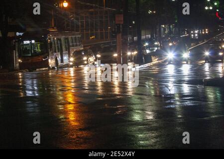 Sao Paulo, Sao Paulo, Brasilien. Januar 2021. (INT) Starkregen in Sao Paulo. 25. Januar 2021, Sao Paulo, Brasilien: Autofahrer und Fußgänger sind in der zentralen Region Sao Paulo nach dem Sturm, der die Stadt früher getroffen hat, mit heftigen Regenfällen konfrontiert. Kredit: Leco Viana/Thenews2 Gutschrift: Leco Viana/TheNEWS2/ZUMA Wire/Alamy Live Nachrichten Stockfoto