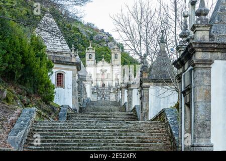 Farbbild historische monumentale Treppe, die zum Heiligtum unserer Lieben Frau im Peneda Geres Nationalpark, Nossa Senhora da Peneda führt Stockfoto