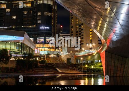 Die torrens-Fußgängerbrücke und das neue adelaide-Kasino Nacht in Südaustralien am 25. Januar 2021 Stockfoto