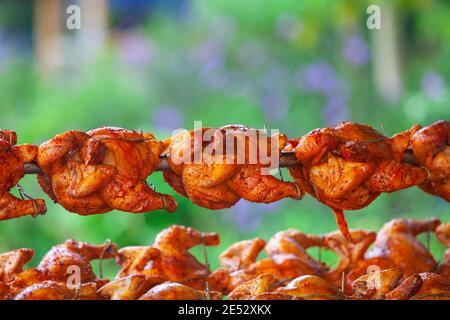 Traditionelle Hähnchen Grill auf Holzkohlegrill mit schönen Geruch Stockfoto