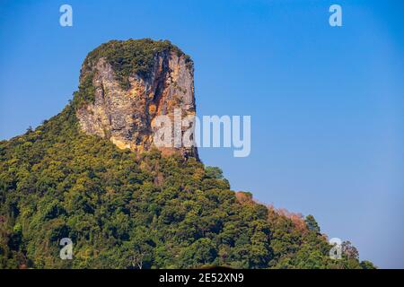 Panoramablick auf den östlichen Railay Strand, Krabi Stadt, Thailand. Blick aus dem Schatten des Baumes. Landschaft mit Sandstrand im Vordergrund und riesigen Kalkstein ro Stockfoto