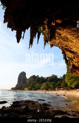 Reef Rock Beach unter der großen Höhle von Phra Nang Cave in der Provinz Krabi, Thailand, Dies ist eine Sonnenuntergangszeit am Ao Tham Phra Nang Beach. Stockfoto