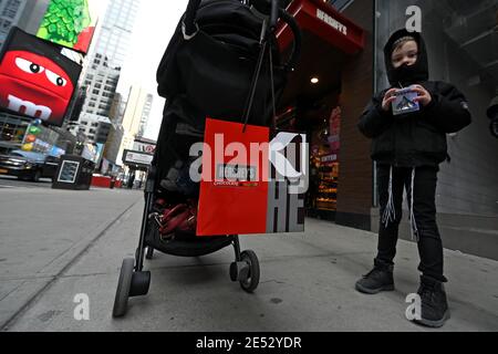 Ein kleiner Junge hält einen großen Hershey Kiss, nachdem er mit seinem Elternteil, New York, NY, am 25. Januar 2021 das Hershey's Chocolate Store in Times Square besucht hat. Mit der Ankündigung, dass der Godiva-Schokoladeneinzelhändler aufgrund der wirtschaftlichen Auswirkungen der COVID-19-Pandemie alle nordamerikanischen Filialen schließt, hoffen einige Schokoladeneinzelhändler auf robuste Verkäufe am kommenden Valentinstag. Die Feier der Liebe und Zuneigung, wo das Schenken von herzförmigen Schachteln mit Pralinen Teil der Tradition ist. (Foto von Anthony Behar/Sipa USA) Stockfoto